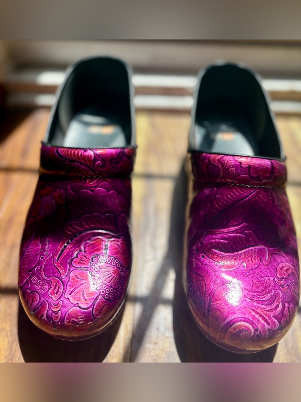 Dansko Women's XP 2.0 Fuchsia Tooled Patent Leather Nursing Clogs size 40/9.5 US